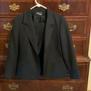 Black blazer & skirt: perfect office wear!
